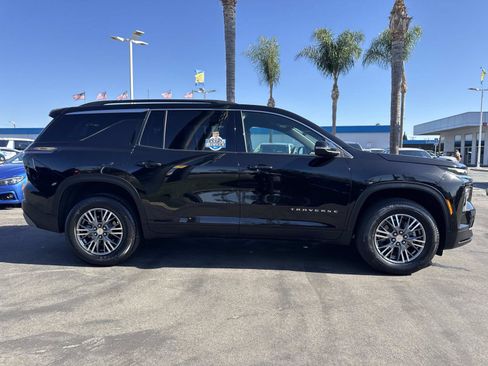 Used 2025 Chevrolet Traverse LT FWD image 4