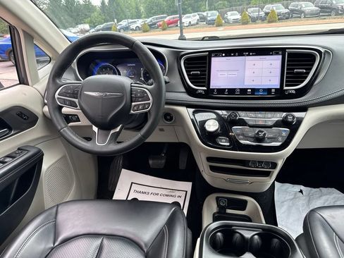 Used 2023 Chrysler Pacifica Touring-L AWD/4WD image 9