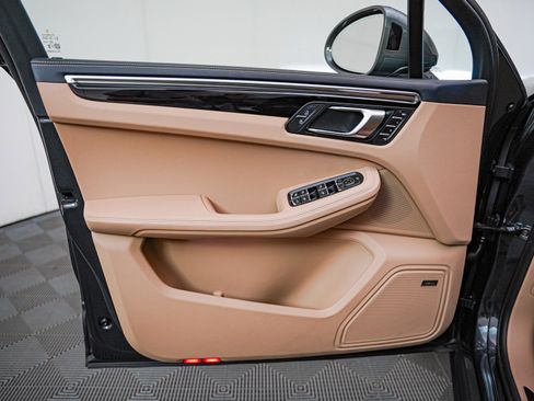 Certified 2025 Porsche Macan Turbo image 26