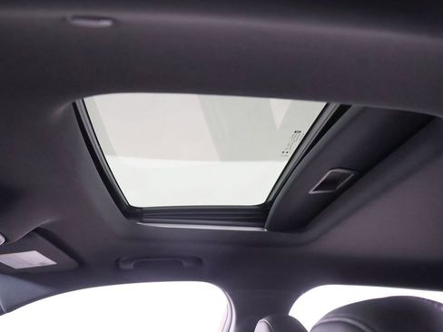 Used 2025 Chevrolet Trax RS w/ Sunroof Package FWD image 18