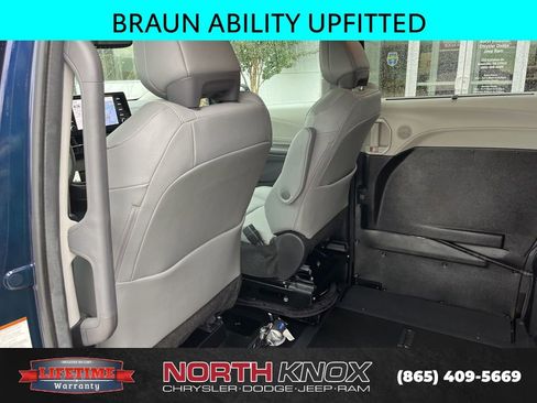 Used 2024 Toyota Sienna XLE w/ XLE Plus Package FWD image 17