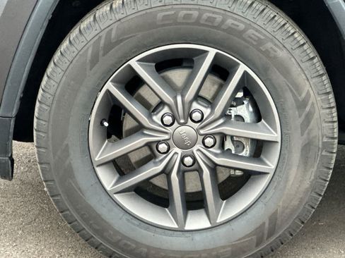 Used 2016 Jeep Grand Cherokee Laredo 75th Anniversary image 26