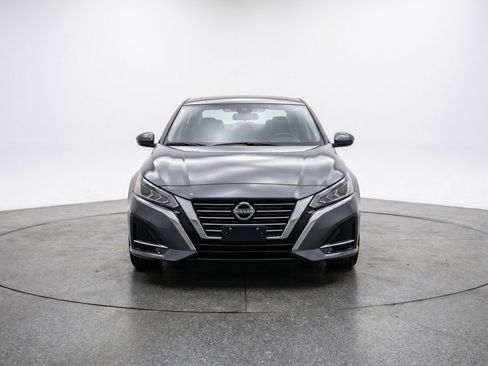 Used 2025 Nissan Altima 2.5 SV FWD image 2