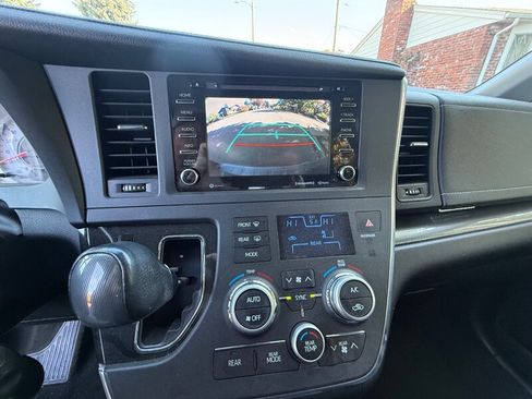 Used 2018 Toyota Sienna SE w/ Carpet Mat Package FWD image 21