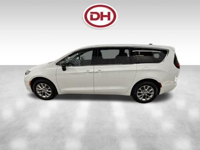 Used 2025 Chrysler Pacifica Select AWD/4WD image 8