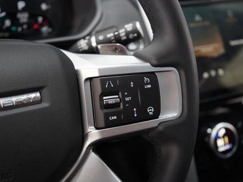 Used 2024 Land Rover Discovery Dynamic SE image 21