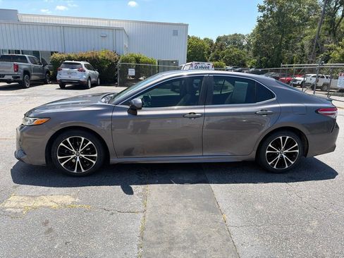 Used 2018 Toyota Camry SE FWD image 3