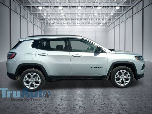 Used 2024 Jeep Compass Latitude AWD/4WD image 8
