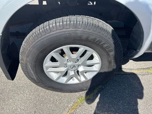 Used 2016 Nissan Frontier SV w/ SV Value Truck Package AWD/4WD image 9