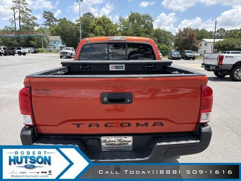 Used 2017 Toyota Tacoma SR5 w/ Tow Package RWD image 7