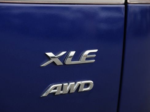 Used 2022 Toyota Corolla Cross XLE w/ Convenience Package image 9