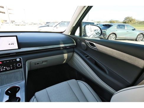 Used 2025 Genesis GV80 2.5T Prestige image 12