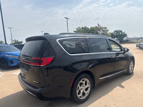 Used 2023 Chrysler Pacifica Limited FWD image 3