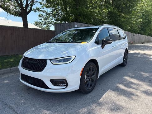 Used 2025 Chrysler Pacifica Limited FWD image 1