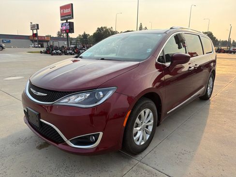 Used 2019 Chrysler Pacifica Touring-L FWD image 4