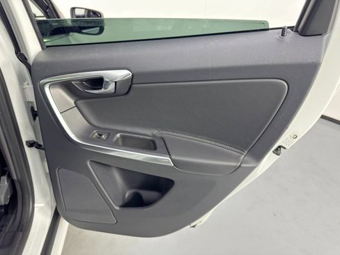 Used 2016 Volvo XC60 T5 Premier w/ Proximity Package image 39