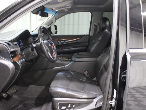 Used 2019 Cadillac Escalade ESV Luxury image 3