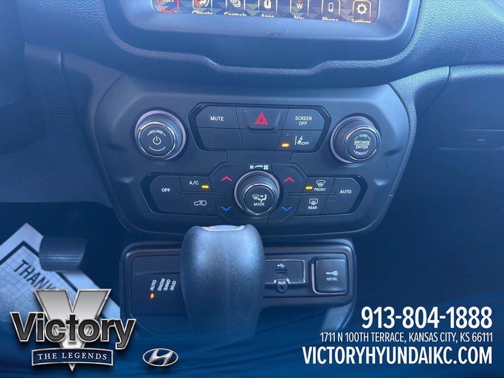 Used 2022 Jeep Renegade Latitude w/ Convenience Group AWD/4WD image 3