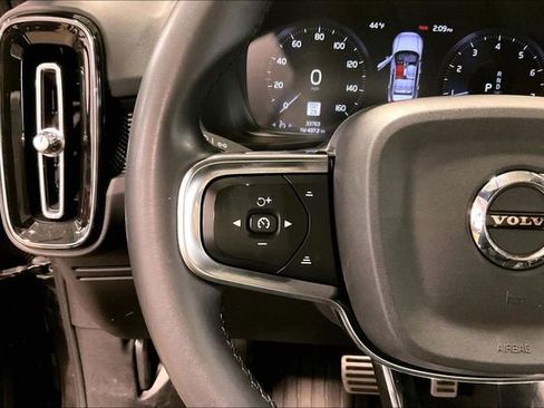 Used 2022 Volvo XC40 T5 R-Design image 18