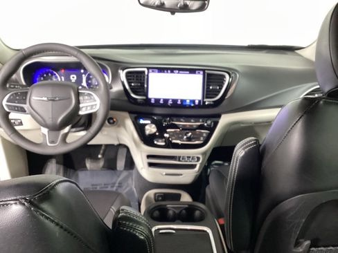 Used 2024 Chrysler Pacifica Touring-L image 19