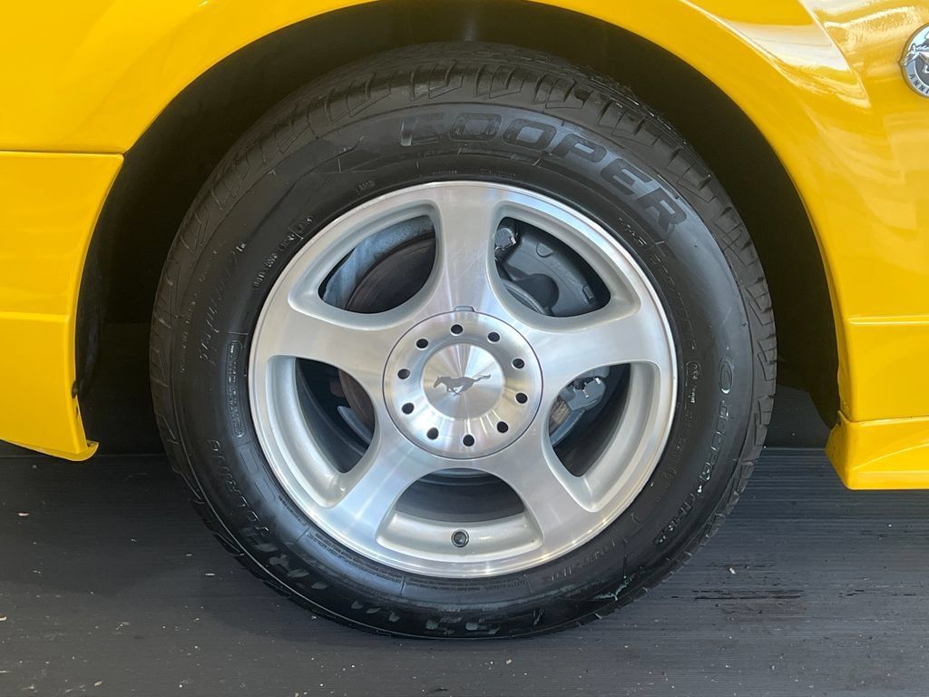 Used 2004 Ford Mustang Convertible RWD image 7