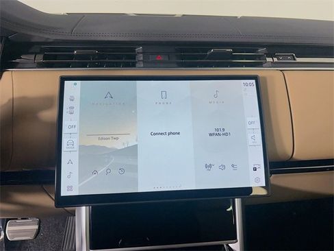 New 2025 Land Rover Range Rover Long Wheelbase SE image 16