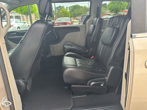 Used 2013 Chrysler Town & Country Touring image 22