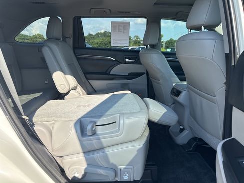 Used 2015 Toyota Highlander Limited image 21