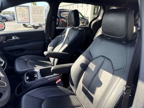 Used 2025 Chrysler Voyager LX FWD image 14