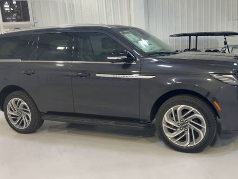 New 2026 Lincoln Navigator Premiere AWD/4WD image 3