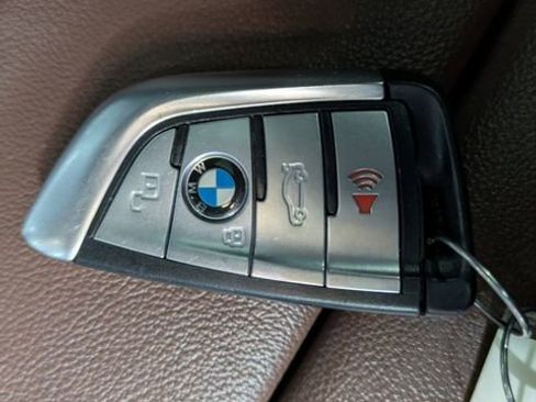 Used 2021 BMW X6 xDrive40i w/ M Sport Package image 31