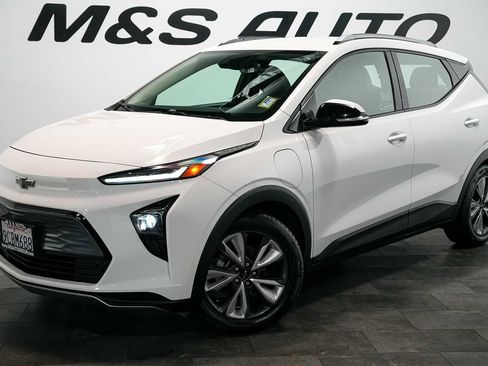 Used 2022 Chevrolet Bolt EUV LT w/ Convenience Package FWD image 2