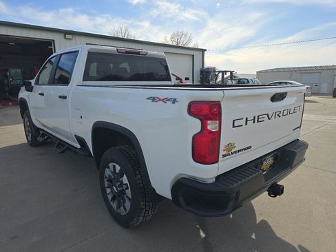 Used 2022 Chevrolet Silverado 2500 Custom w/ Custom Value Package image 3