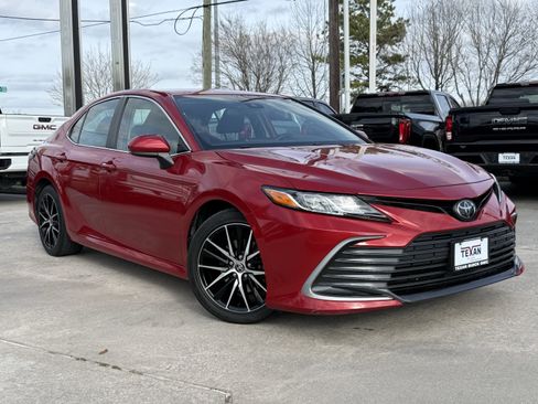 Used 2023 Toyota Camry LE image 2