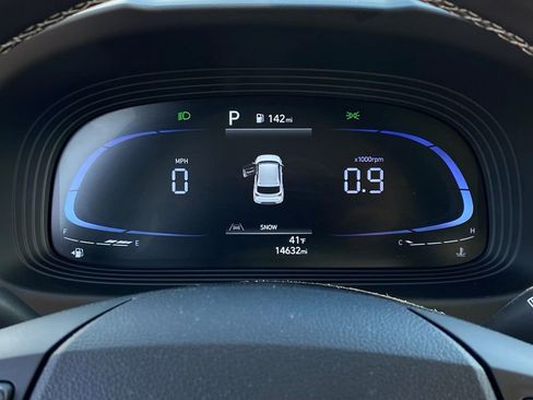 Used 2024 Hyundai Venue SEL image 15