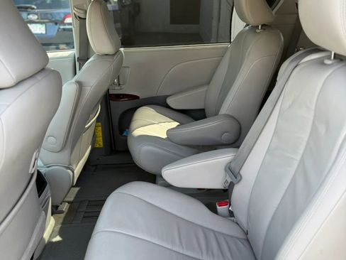Used 2012 Toyota Sienna XLE FWD image 25