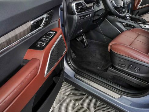 Used 2025 Kia Telluride SX FWD image 8