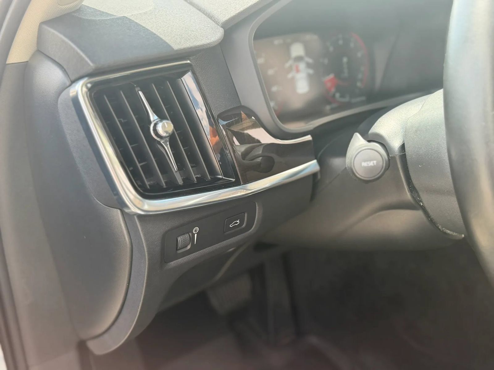 Used 2018 Volvo S90 T5 Momentum w/ Convenience Package FWD image 29