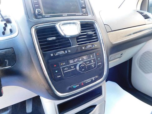 Used 2014 Chrysler Town & Country Touring image 26
