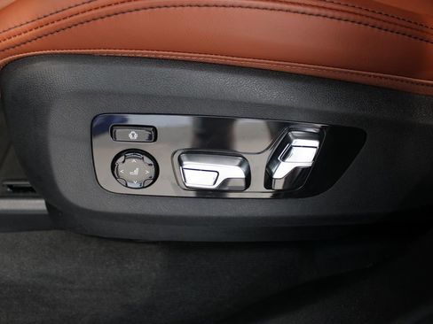 Used 2025 BMW X7 M60i image 26