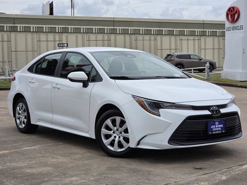Used 2025 Toyota Corolla LE FWD image 2