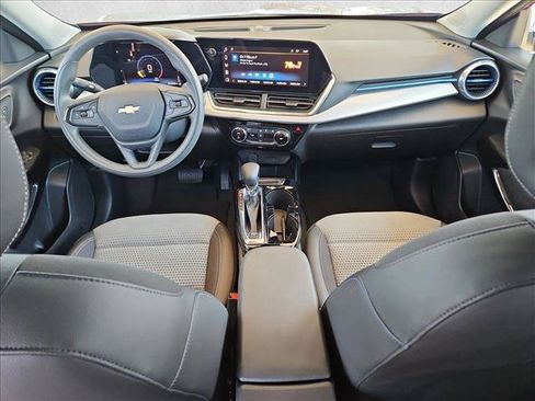 Used 2025 Chevrolet Trax LT FWD image 17