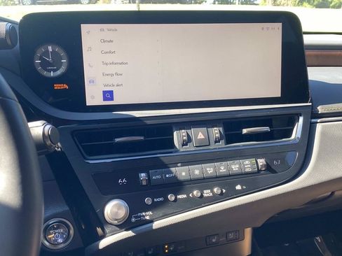 Used 2025 Lexus ES 300h w/ Premium Package FWD image 26