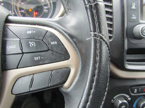 Used 2018 Jeep Cherokee Latitude w/ Altitude Package image 20