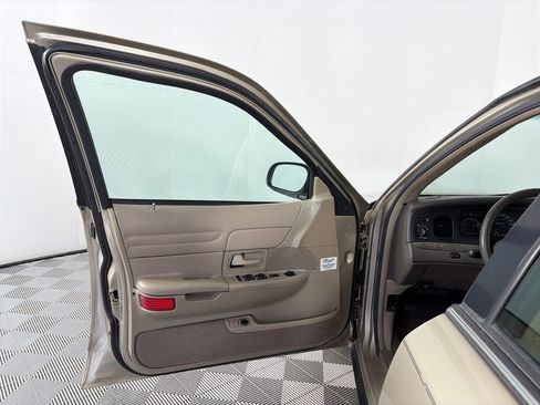 Used 1999 Ford Crown Victoria RWD image 10