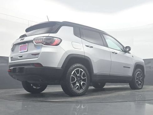 Used 2025 Jeep Compass Trailhawk w/ Trailer Tow Group AWD/4WD image 33