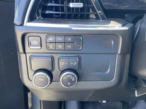 Used 2025 Chevrolet Suburban LS RWD image 17
