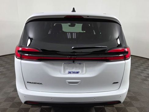 New 2026 Chrysler Pacifica Select image 6