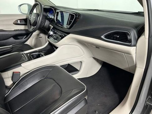 Used 2022 Chrysler Pacifica Limited FWD image 8