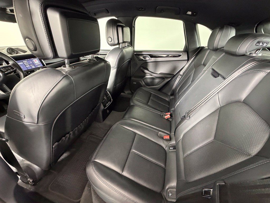 Certified 2023 Porsche Macan AWD/4WD image 39